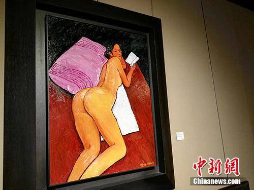 资料图：2016年，王中军的油画作品《我不是潘金莲之一》亮相拍场。图为拍卖现场展出的该作品中新网记者宋宇晟摄