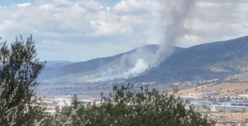 希腊雅典西北郊突发山林大火 消防专用直升机赶往现场