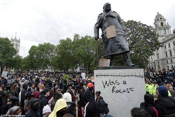 7日，伦敦议会广场上，丘吉尔雕像被示威者肆意涂鸦。