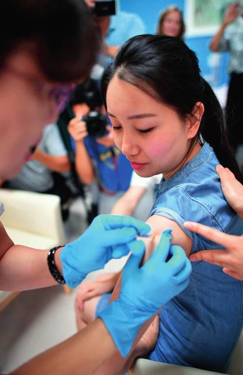 一位女士在海南博鳌一家疫苗中心接种疫苗。瞭望新闻周刊郭程摄