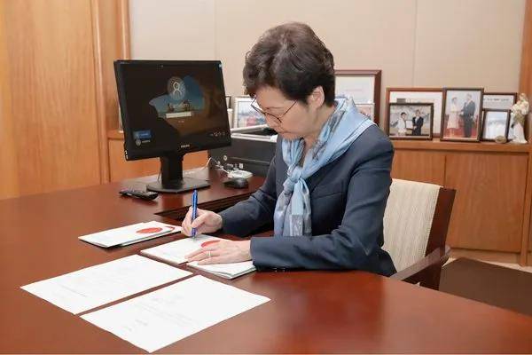 △香港特区行政长官林郑月娥签署《国歌条例》