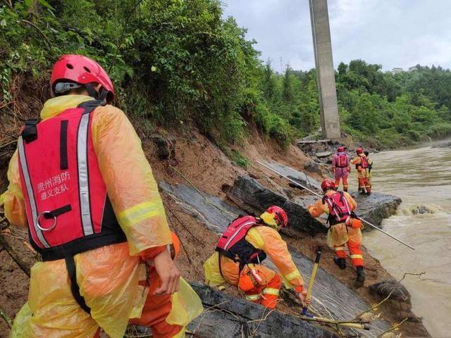 贵州正安强降雨致5人死亡8人失联，消防员河面展开搜索