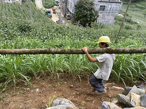 在上镇村附近做建筑零工的韦国则。澎湃新闻记者赵思维图