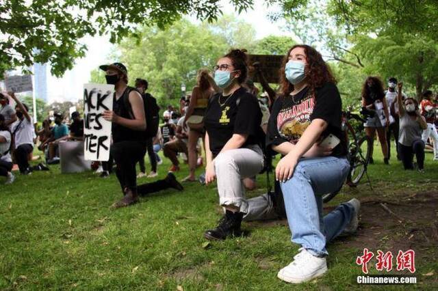 资料图：当地时间6月6日，在位于加拿大多伦多的安大略省省议会大楼前，参加反种族主义游行集会的民众单膝下跪，表达反对种族歧视的诉求。中新社记者余瑞冬摄