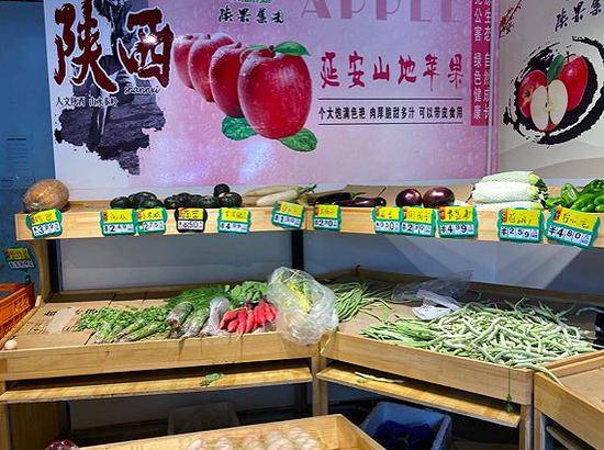 进不到新鲜蔬菜的小菜店。（图片拍摄：赵晓娟）