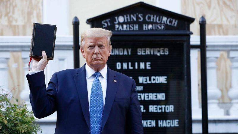 1日，特朗普手持圣经在教堂门前拍照。图源：CNN
