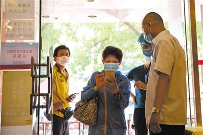 6月13日，老字号同和居（月坛店），顾客正在出示健康码。新京报记者李凯祥摄
