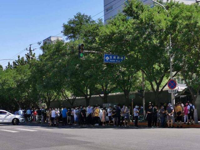 ↑北京市民排队进行核酸检测图据人民网