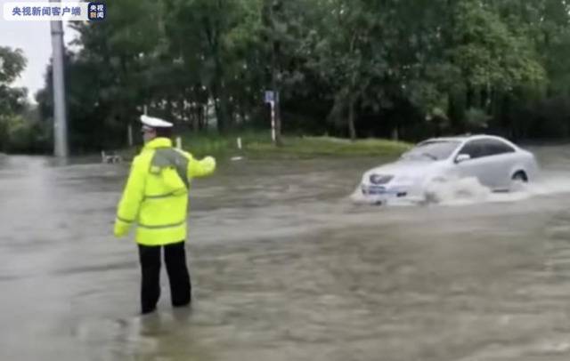 安徽多地遭遇暴雨 部分地区出现积水内涝现象