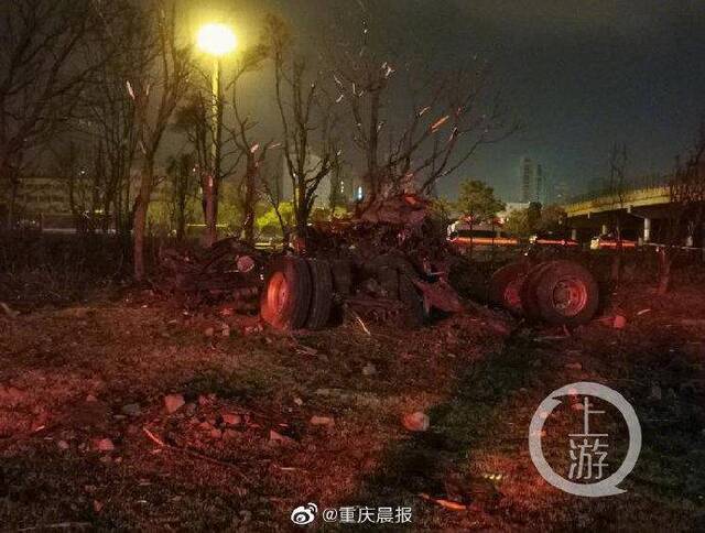 浙江温岭槽罐车爆炸现场：一片废墟 车头成碎片(图)