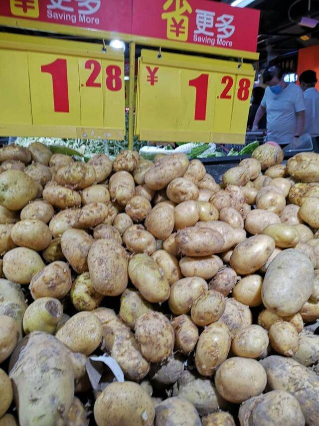 北京超市土豆供应稳定。新京报记者田杰雄摄
