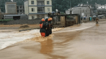 云南罗平连夜暴雨引发城市内涝 消防成功营救6人疏散转移23人
