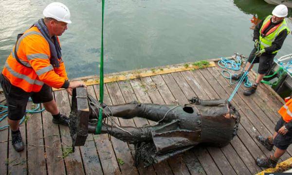 被打捞出水的科尔斯顿雕像。