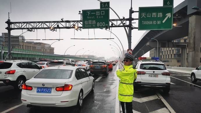 上海高挂暴雨黄色预警，早高峰大面积拥堵，晚高峰或现积水路段注意绕行