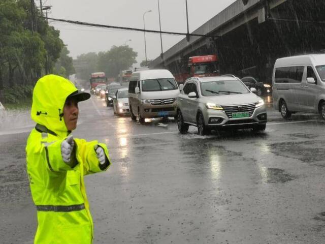 上海高挂暴雨黄色预警，早高峰大面积拥堵，晚高峰或现积水路段注意绕行