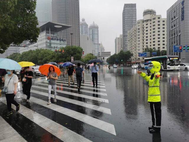 上海高挂暴雨黄色预警，早高峰大面积拥堵，晚高峰或现积水路段注意绕行