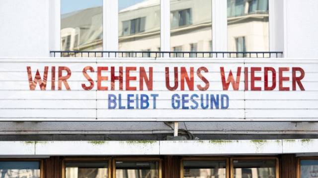 德国柏林的“巴黎影院”在疫情期间关闭，影院留言“早日再见，保持健康”。图片来源：德国文化部