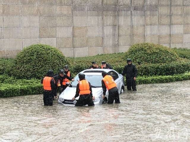 合肥遭遇暴雨局地内涝 多辆汽车被淹