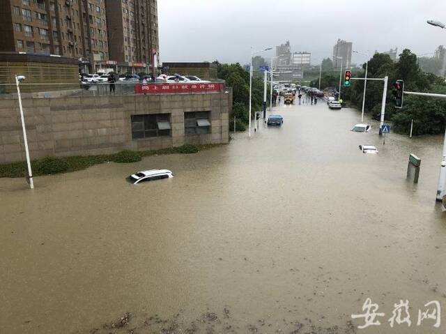 合肥遭遇暴雨局地内涝 多辆汽车被淹