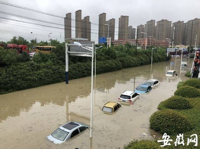 合肥遭遇暴雨局地内涝 多辆汽车被淹