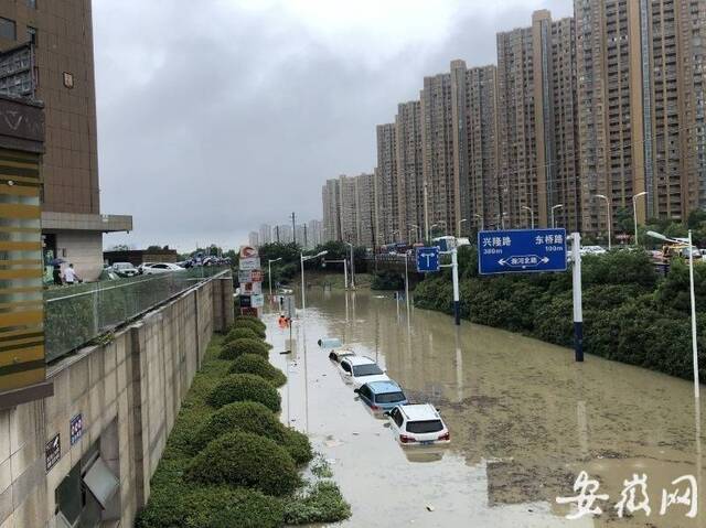 合肥遭遇暴雨局地内涝 多辆汽车被淹