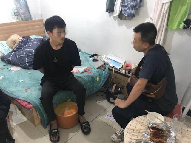 男子王某某在北京市昌平暂住地被警方控制。警方供图