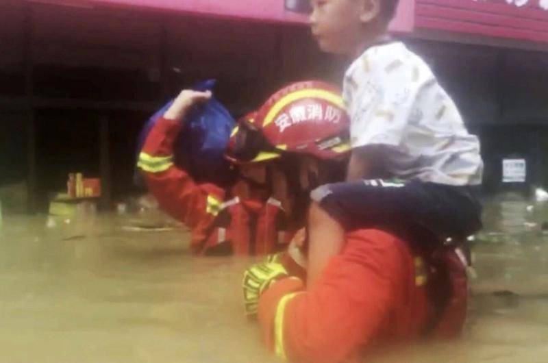 暴雨致合肥一小区严重积水 消防转移疏散45人