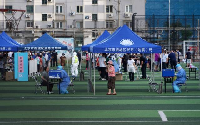 北京市西城区广安体育场核酸检测现场。健康时报牛宏超/摄
