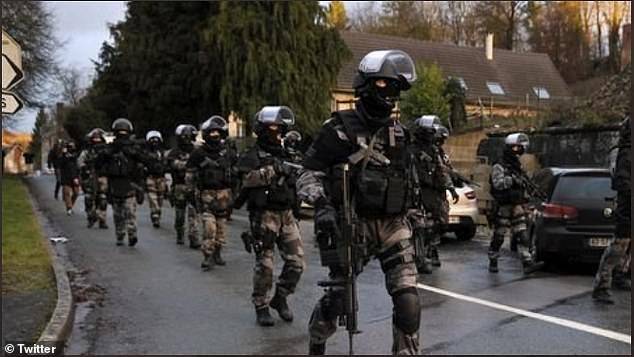 前往当地处理暴乱的法国执法部队，图源：英国《每日邮报》