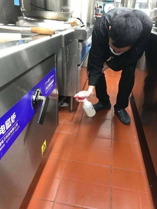 北京各区食品交易市场、餐饮商超通宵展开防疫消杀