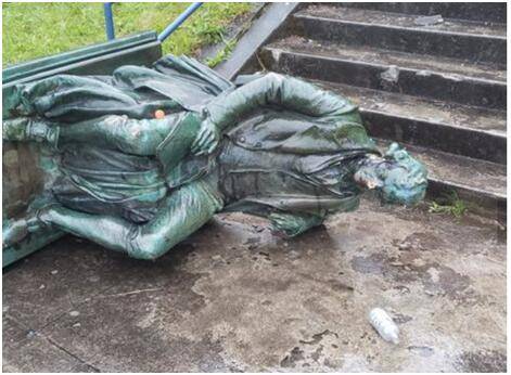 托马斯•杰斐逊雕像遭抗议者推倒