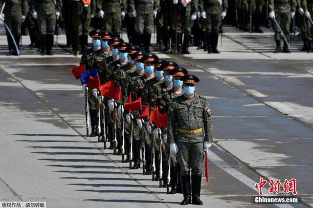 当地时间6月10日，在俄罗斯纪念卫国战争胜利75周年阅兵前，士兵带着口罩在莫斯科近郊阿拉比诺的军事基地进行彩排。