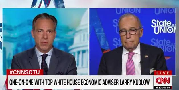 白宫经济顾问库德洛（右）接受CNN采访截图