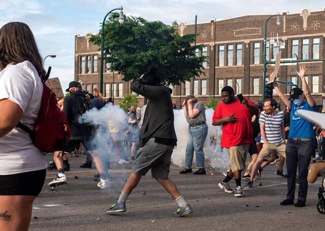 2020年5月27日，明尼苏达州明尼亚波利斯第三分局外的示威者在警察于他们附近爆破闪光弹后做出反应。目击者拍下46岁的乔治‧弗洛伊德不断说「我不能