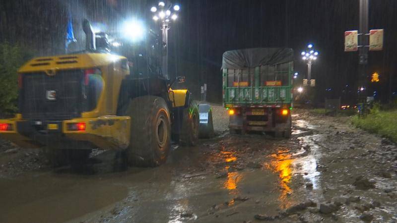四川阿坝松潘县个别乡镇出现大暴雨 多处道路中断点已抢通