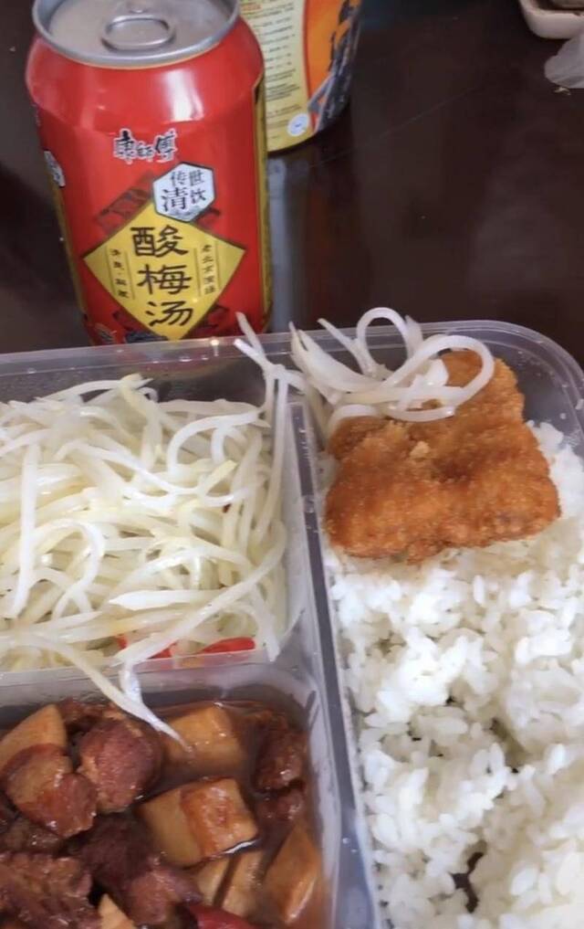 隔离酒店的餐食，一般为三菜一汤，外加饮料和水果。受访者供图