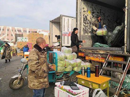 新发地是北京许多小店进货的主要来源。（图片来源：视觉中国）