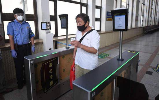 疫情期间 北京所有火车站实现无接触检票进站！