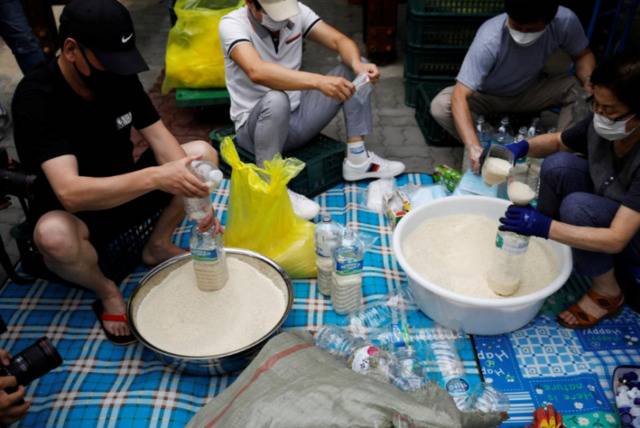 朝韩关系恶化之际 “脱北者”坚持向朝鲜漂送大米和药品