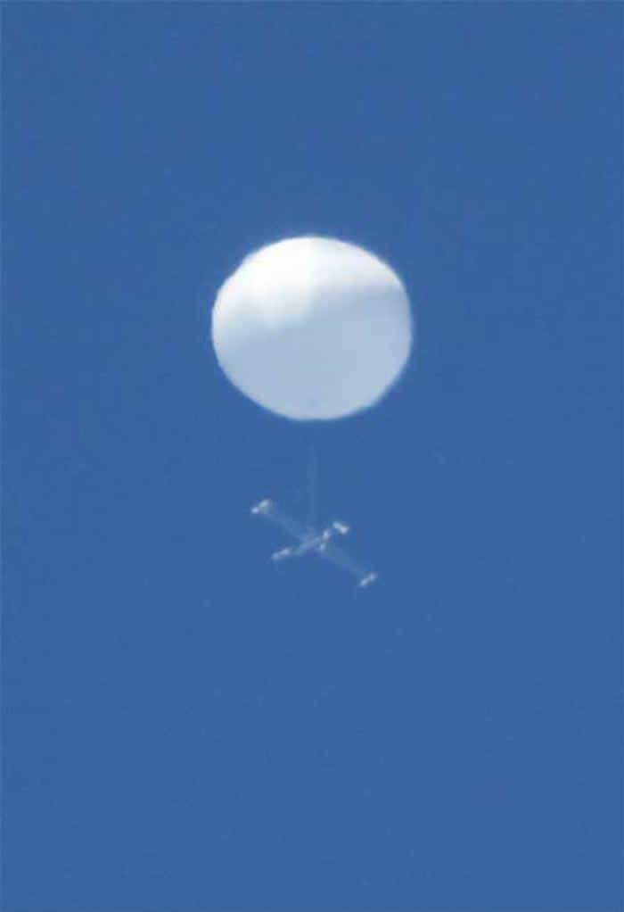 日本仙台市上空出现白色球体不明飞行物下方悬挂着十字架物体