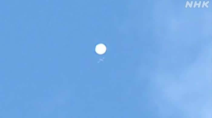 日本仙台市上空出现白色球体不明飞行物下方悬挂着十字架物体