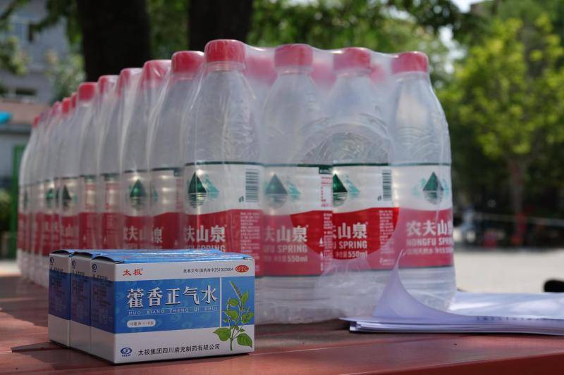 街道办工作人员在现场准备的冰镇瓶装水和藿香正气水。新京报记者吴淋姝摄