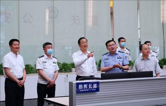 刘强在重庆市公安局指挥中心调研