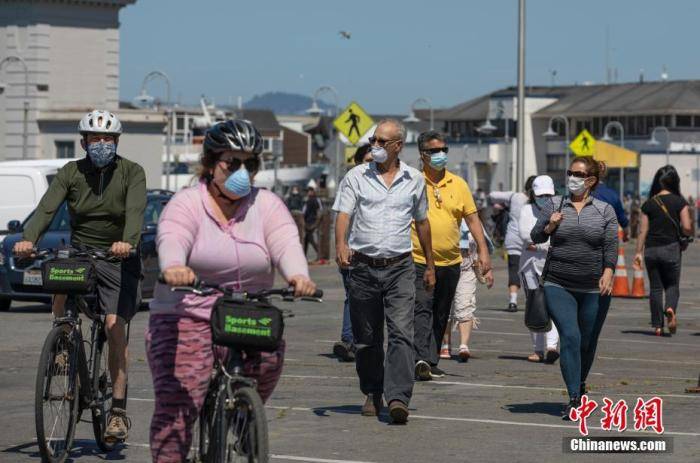 资料图：当地时间5月23日，美国迎来将士阵亡纪念日长周末，旧金山市民在渔人码头享受加州阳光。中新社记者刘关关摄