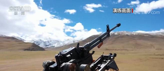 西藏：多课目实弹演练 检验火力打击能力