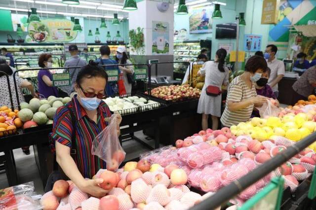 朝阳区京客隆甜水园店，货架上的新鲜蔬果种类全，货量足。摄新京报记者王飞