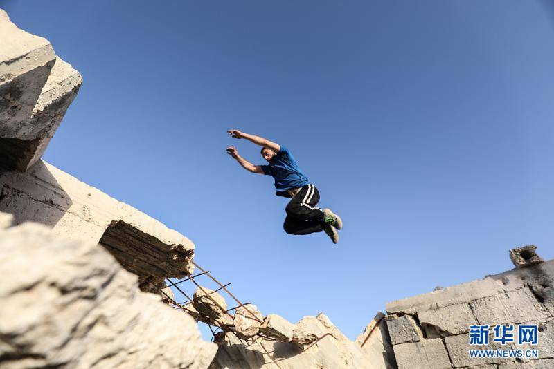 叙利亚年轻人在废墟上练跑酷
