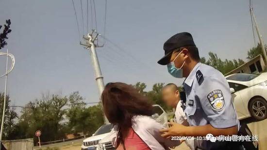 辱骂掌掴踢踹民警，北京刑拘二男一女