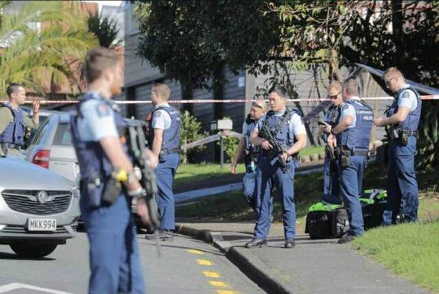 新西兰嫌犯此前枪击警察后驾车逃逸 20日视频出庭受审