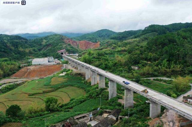 中老昆(明)万(象)铁路和平隧道贯通 预计明年全线建成通车